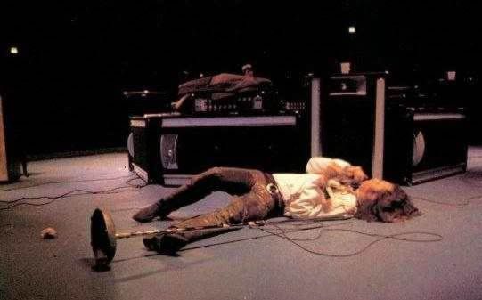 Jim Morrison borracho en el escenario