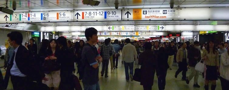 Estación de Shinjuku (Tokio, Japón) en hora punta.