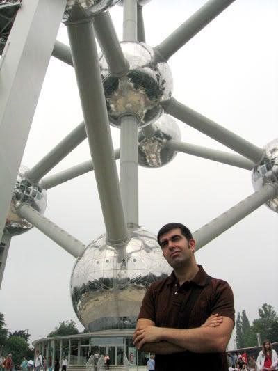 Javi bajo el Atomium (Bruselas)