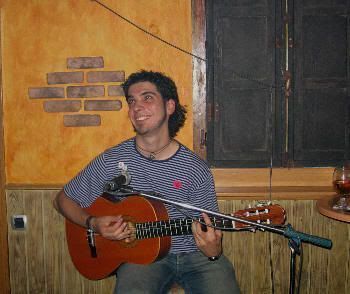Juankar con su inseparable guitarra