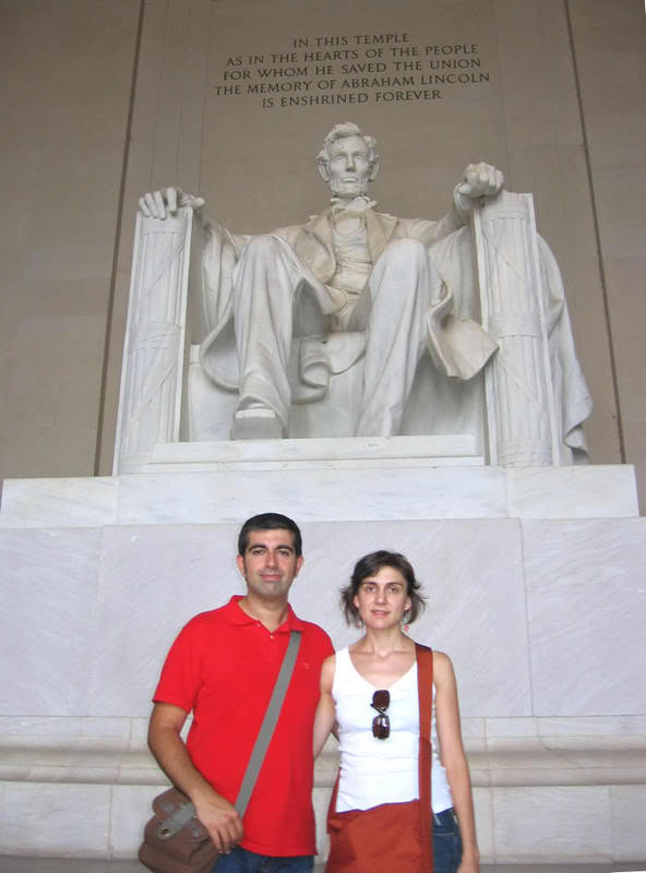 Con la estatua de Lincoln en el Memorial del mismo nombre
