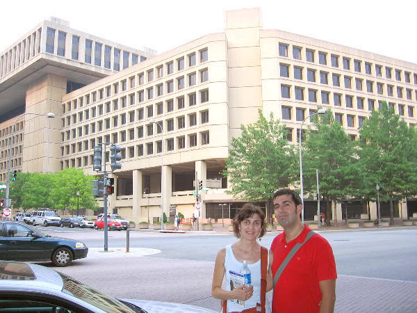En frente del edificio del FBI donde, por supuesto, estamos fichados...   :)