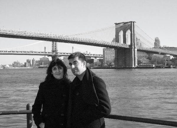 Con el puente de Brooklyn a nuestras espaldas (toma 1)