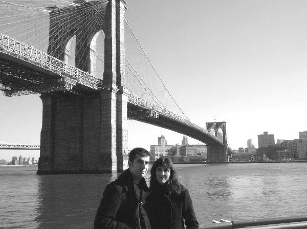 Con el puente de Brooklyn a nuestras espaldas (toma 2)