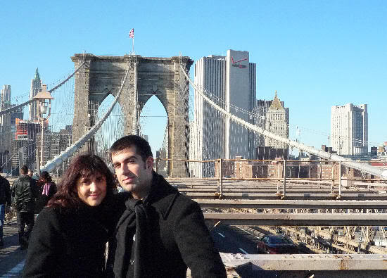 Con el puente de Brooklyn a nuestras espaldas (toma 3)