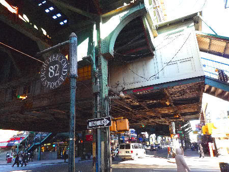 Nos encantan estas estructuras oxidadas que cruzan las calles y sustentan las vías del metro.