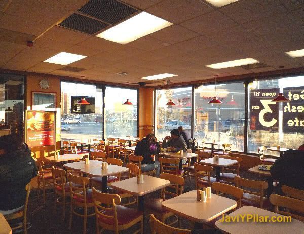 Interior de la hamburguesería McDowell's (¿a que es igual que en la peli?)