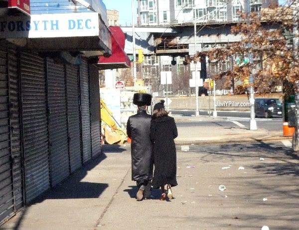 Típica pareja judía del barrio. El pelo de la chica no es natural. Visitando el barrio judío jasídico de Brooklyn (Nueva York) en Sabbath.