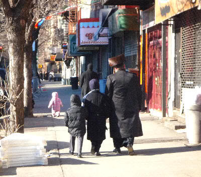 Obsérvese el enorme shtraimel sobre la cabeza del padre. Visitando el barrio judío jasídico de Brooklyn (Nueva York) en Sabbath.