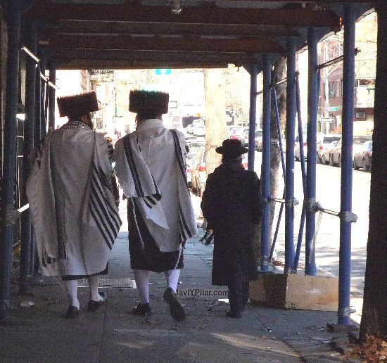 El shtraimel que lucen estos dos hombres parece más festivo. Atención al aspecto del chico. Visitando el barrio judío jasídico de Brooklyn (Nueva York) en Sabbath.