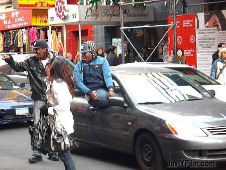 Jóvenes raperos haciendo de las suyas en Chinatown