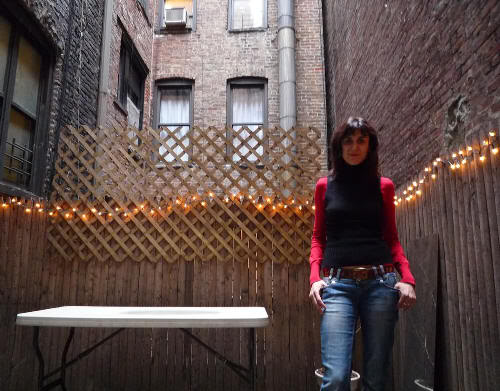 Pilar en la terraza interior del apartamento del East Village (Manhattan, Nueva York)