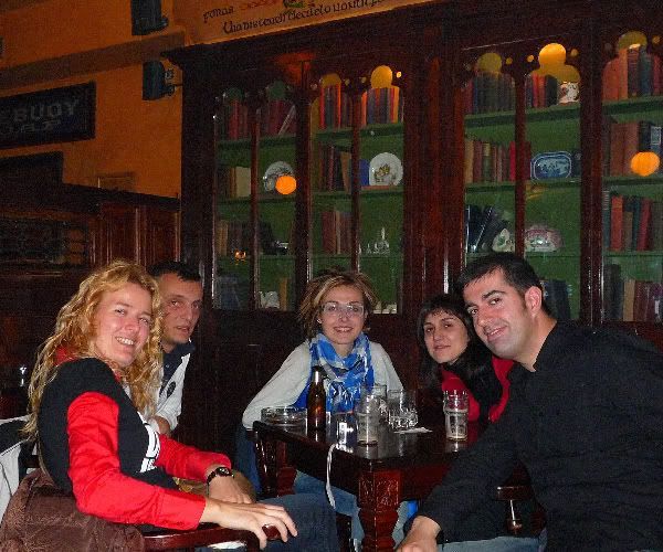 Eva, David, Gisela y nosotros, tomando unas cervecillas y con la Premier League de ruido de fondo