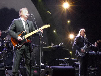 Don Henley y Joe Walsh al fondo (Madrid, 21 de julio de 2009)