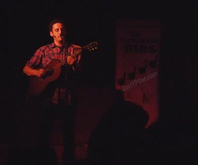 Jairo Zavala solo en el escenario