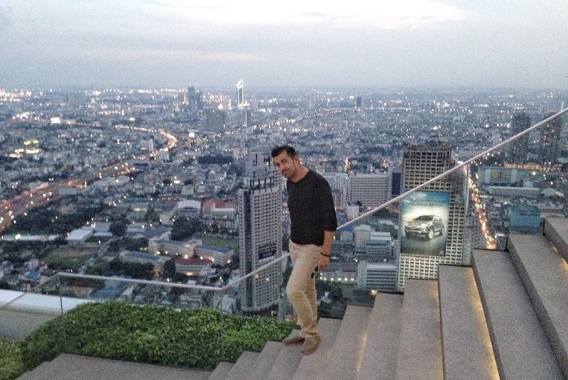 Javi en la terraza del Lebua, el hotel que aparece en la película "Resacón 2. Ahora en Tailandia"