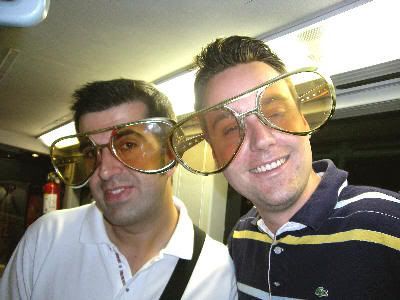 Javi y Juan con unas enormes gafas de Elvis, en el bus de Las Vegas