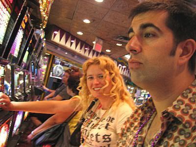 Las Vegas: Eva partiendose de risa mientras Javi echa unas monedas a las lumis