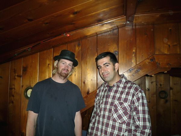 Javi en la habitación de Kurt Cobain en Montesano (Washington) con uno de sus actuales inquilinos