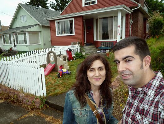 Nosotros en la puerta de la casa de Kurt Cobain en Montesano (Washington)
