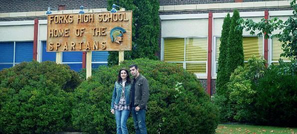 Nosotros en la entrada del instituto de Forks (Washington)