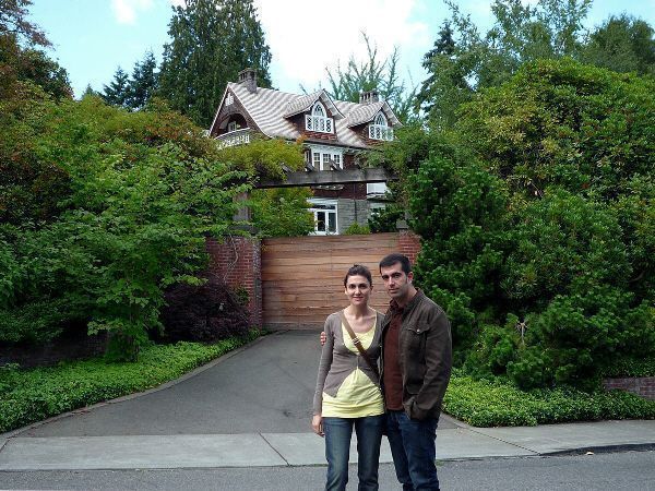En la puerta de la casa donde Kurt Cobain se suicidó, en Lake Washington Boulevard (Seattle). Foto de agosto de 2009