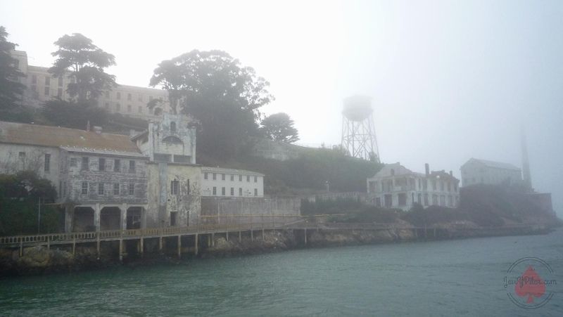 Llegando a Alcatraz. La niebla cubre la isla. (agosto de 2009)