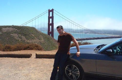 Con el Mustang y el Golden Gate (agosto de 2009)
