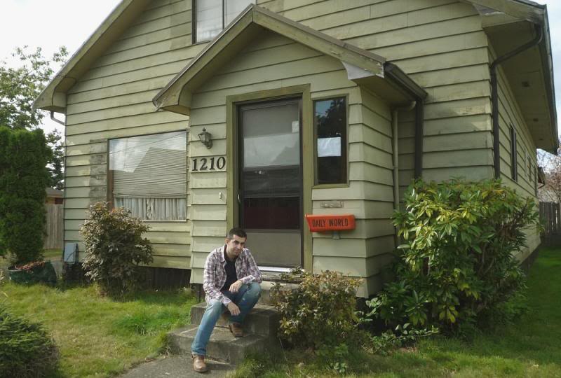 Javi en la puerta de la casa de Kurt Cobain en Aberdeen (Washington)