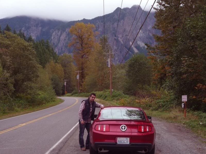 En la famosa curva de Twin Peaks posando con un Mustang