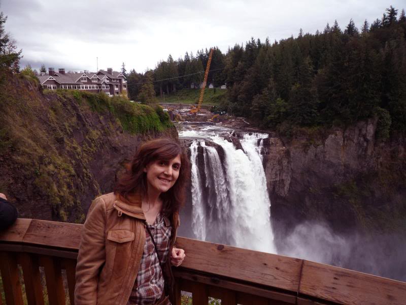 Pilar al lado de la famosa cascada de Twin Peaks