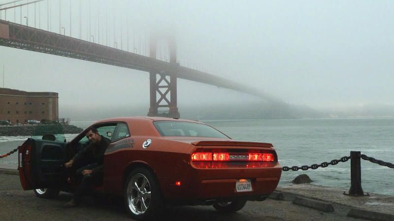 Javi con el Dodge Challenger y el Golden Gate a la espalda. San Francisco, California. Verano de 2011.