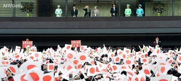 Akihito, emperador de Japón, saludando desde el balcón del Palacio Imperial (Tokio) el día de su 82 cumpleaños, acompañado de la emperatriz Michiko y el resto de la familia imperial del crisantemo