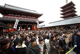 Gente agolpada en Senso-ji en el nuevo año (Shizuo Kambayashi-Foto AP)
