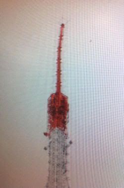 Antena de la Torre de Tokio, doblada por efecto del seísmo