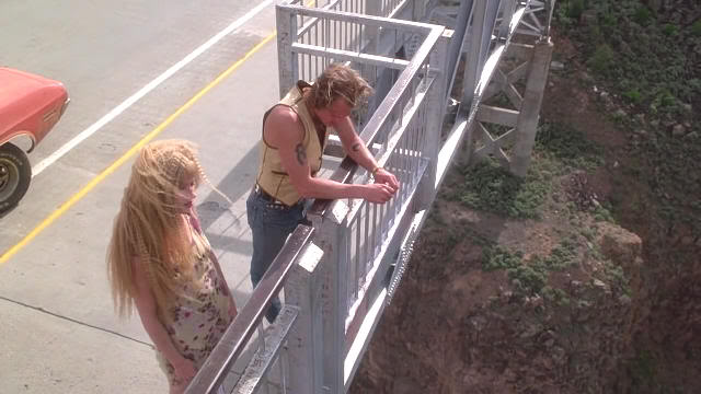 Woody Harrelson y Juliette Lewis en el Puente sobre la garganta del Río Grande en "Asesinos Natos" ("Natural Born Killers", 1994)