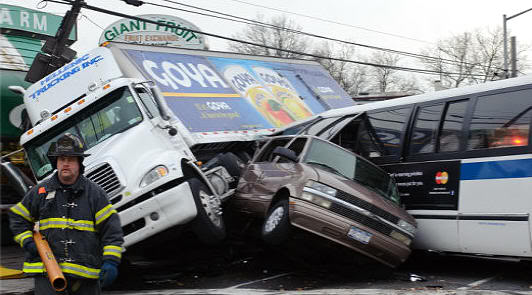Espectacular accidente en Queens (Nueva York)