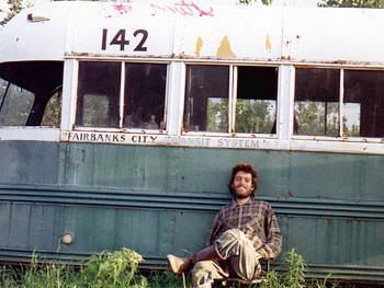 Última imagen de Christopher McCandless (Alexander Supertramp) en su autobús mágico