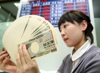 Contando yenes (Foto: Yonhap)