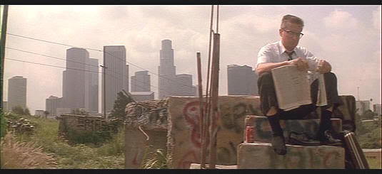 Sentándose para ver el agujero de su zapato en medio de la jungla de Los Angeles en "Un día de furia" ("Falling Down", 1992)