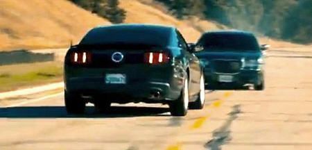 Ford Mustang y Chrysler 300C en "Drive" (2011)