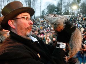 Ben Hughes sostiene a la marmota Phil tras sacarla de su madriguera. 2 de febrero de 2010 (Foto: Gene J. Puskar-AP)
