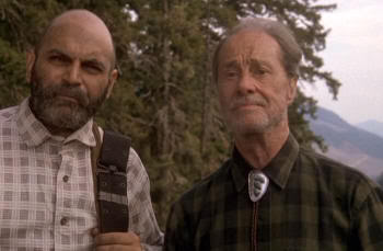 Don Ameche (a la derecha). Big Foot y los Henderson ("Harry and the Hendersons", 1987)