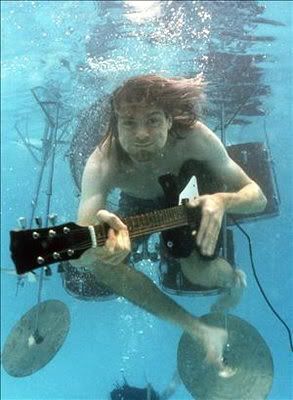Kurt Cobain emulando la portada de su disco más famoso