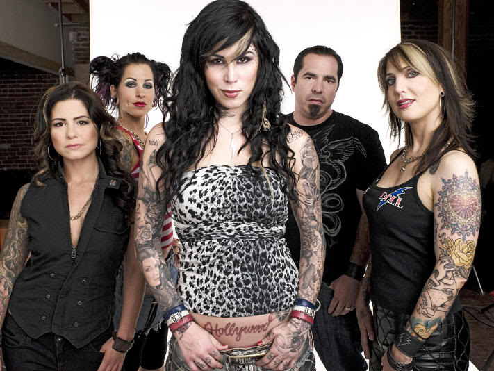Kat Von D, tatuadora protagonista del programa de televisión L.A. Ink y su equipo