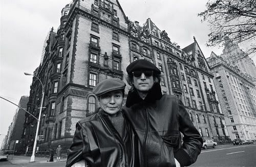 Lennon y Yoko Ono delante del edificio Dakota (Nueva York)