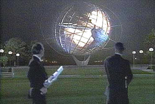 Tommy Lee Jones y Will Smith dándole caña al Unisphere de Flushing Meadows en la peli "Men In Black"