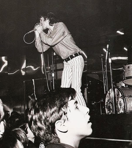 Jim Morrison en escena en Marina Beach (1967)