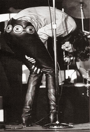 Jim Morrison borracho sobre el escenario
