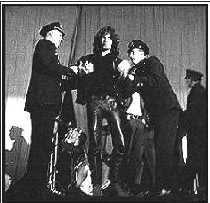 Imágen del arresto en New Haven de Jim Morrison (9 de diciembre de 1967)